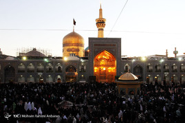 تعویض پرچم گنبد رضوی و سیاه پوش شدن حرم امام رضا(ع) در شب اول ماه محرم‎

