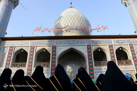 تعویض پرچم گنبد حرم مطهر حضرت سید علاءالدین حسین(ع) در شب اول ماه محرم - شیراز