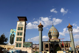 تعویض پرچم گنبد حرم مطهر حضرت سید علاءالدین حسین(ع) در شب اول ماه محرم - شیراز