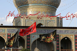 تعویض پرچم گنبد حرم مطهر حضرت سید علاءالدین حسین(ع) در شب اول ماه محرم - شیراز