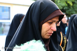 تعویض پرچم گنبد حرم مطهر حضرت سید علاءالدین حسین(ع) در شب اول ماه محرم - شیراز