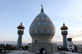 تعویض پرچم گنبد حرم مطهر حضرت سید علاءالدین حسین(ع) در شب اول ماه محرم - شیراز
