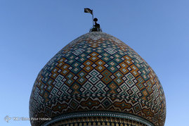 تعویض پرچم گنبد حرم مطهر حضرت سید علاءالدین حسین(ع) در شب اول ماه محرم - شیراز