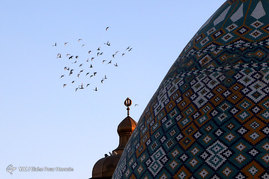 تعویض پرچم گنبد حرم مطهر حضرت سید علاءالدین حسین(ع) در شب اول ماه محرم - شیراز