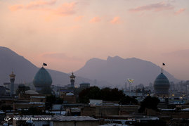 تعویض پرچم گنبد حرم مطهر حضرت سید علاءالدین حسین(ع) در شب اول ماه محرم - شیراز