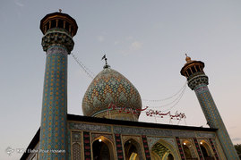 تعویض پرچم گنبد حرم مطهر حضرت سید علاءالدین حسین(ع) در شب اول ماه محرم - شیراز