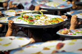 آیین سنتی توزیع غذای نذری در روستای باغ ملک اصفهان‎
