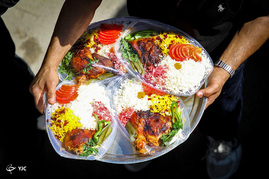 آیین سنتی توزیع غذای نذری در روستای باغ ملک اصفهان‎

