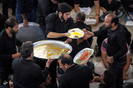 آیین سنتی توزیع غذای نذری در روستای باغ ملک اصفهان‎
