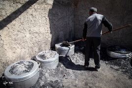 آیین سنتی توزیع غذای نذری در روستای باغ ملک اصفهان‎
