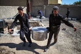 آیین سنتی توزیع غذای نذری در روستای باغ ملک اصفهان‎

