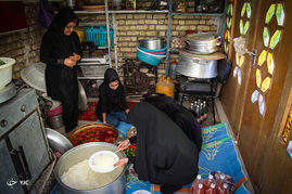 آیین سنتی توزیع غذای نذری در روستای باغ ملک اصفهان‎
