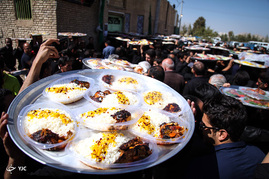 آیین سنتی توزیع غذای نذری در روستای باغ ملک اصفهان‎
