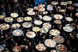 آیین سنتی توزیع غذای نذری در روستای باغ ملک اصفهان‎
