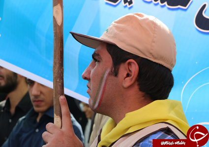 جوانان و نوجوانان انقلابی استان فارس با حضور در راهپیمایی باشکوه 13 آبان 