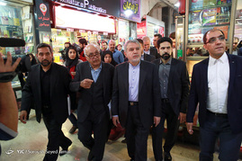 کتابگردی صالحی امیری در خیابان انقلاب