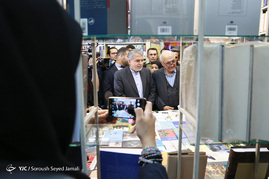 کتابگردی صالحی امیری در خیابان انقلاب