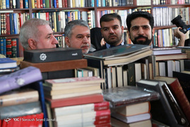 کتابگردی صالحی امیری در خیابان انقلاب