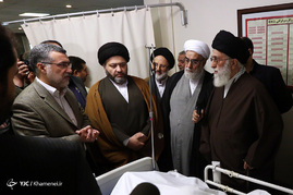 عیادت رهبر معظم انقلاب از آیت‌الله موسوی‌ اردبیلی
