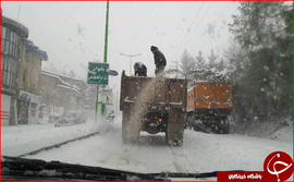 امداد رسانی راهداران برای بازگشایی  جاده - کلاردشت
