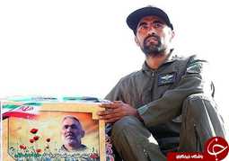 شهید بهمن مصائبی در تشیع پیکر فرمانده شهید خود