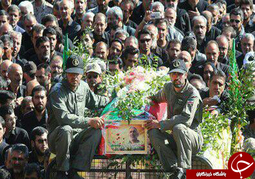 شهید بهمن مصائبی در تشیع پیکر فرمانده شهید خود