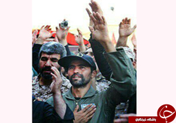 شهید بهمن مصائبی در تشیع پیکر فرمانده شهید خود