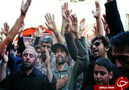 شهید بهمن مصائبی در تشیع پیکر فرمانده شهید خود