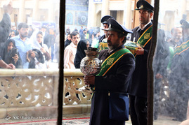 آیین تعویض پرچم گنبد حرم مطهر شاهچراغ(ع) _ شیراز‎
