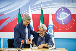 مناظره عباس سلیمی‌نمین و محمدعلی وکیلی به مناسبت روز دانشجو در باشگاه خبرنگاران جوان