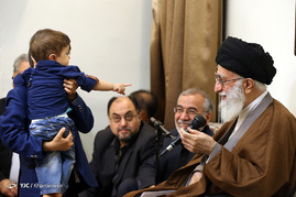 دیدار جمعی از خانواده‌های شهدای مدافع حرم با رهبر معظم انقلاب
