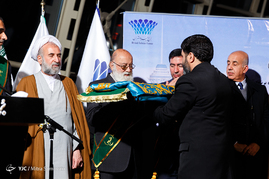 مراسم اهتزاز پرچم مسجد جمکران بر فراز برج میلاد