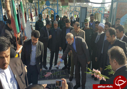 دکتر لاریجانی با حضور بر مزار شهدای زاهدان به مقام شامخ شهداء ادای احترام کرد.