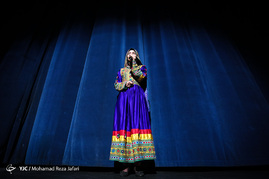اجرای نمایش گل سرخ باز میروی‎
