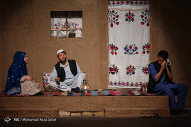 اجرای نمایش گل سرخ باز میروی‎
