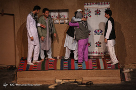 اجرای نمایش گل سرخ باز میروی‎
