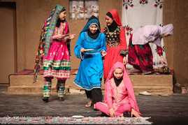 اجرای نمایش گل سرخ باز میروی‎
