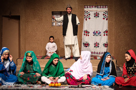اجرای نمایش گل سرخ باز میروی‎
