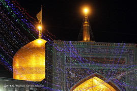 آذین بندی و چراغانی حرم رضوی در شب میلاد امام حسن عسکری(ع)
