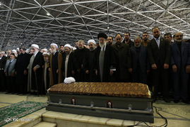اقامه نماز بر پیکر آیت الله هاشمی رفسنجانی توسط مقام معظم رهبری
