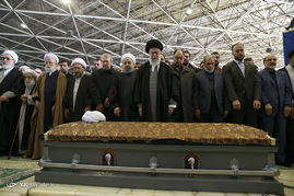 اقامه نماز بر پیکر آیت الله هاشمی رفسنجانی توسط مقام معظم رهبری
