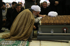 اقامه نماز بر پیکر آیت الله هاشمی رفسنجانی توسط مقام معظم رهبری
