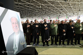 اقامه نماز بر پیکر آیت الله هاشمی رفسنجانی توسط مقام معظم رهبری
