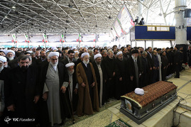 اقامه نماز بر پیکر آیت الله هاشمی رفسنجانی توسط مقام معظم رهبری
