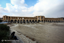 جاری شدن آب در زاینده رود‎
