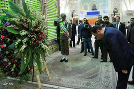 ادای احترام وزیر دفاع ارمنستان به حرم بنیانگذار انقلاب اسلامی
