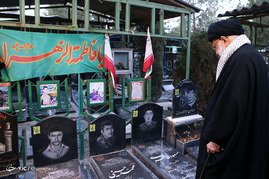 حضور رهبر معظم انقلاب در مرقد مطهر امام راحل و گلزار شهدای بهشت زهرا
