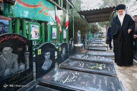حضور رهبر معظم انقلاب در مرقد مطهر امام راحل و گلزار شهدای بهشت زهرا
