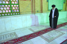 حضور رهبر معظم انقلاب در مرقد مطهر امام راحل و گلزار شهدای بهشت زهرا
