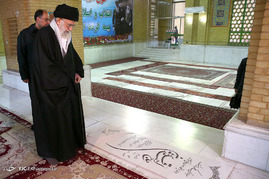 حضور رهبر معظم انقلاب در مرقد مطهر امام راحل و گلزار شهدای بهشت زهرا
